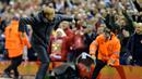 Pelatih Liverpool, Juergen Klopp merayakan gol yang dicetak Emre Can ke gawang Rubin Kazan pada laga Liga Europa di Stadion Anfield, Inggris, Jumat (23/10/2015). (EPA/Peter Powell)