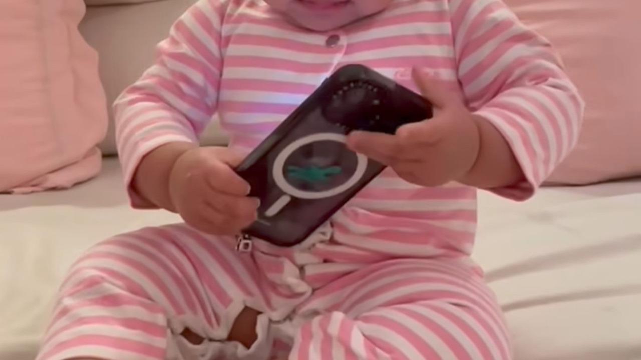 Potret Baby Lily Nangis HP Direbut Rafathar, Disebut Sudah Jago Akting - Baju Pink Bikin Salfok Karena Kekecilan