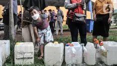 Seorang anak antre untuk membeli minyak goreng curah saat pendistribusian di Pasar Senen, Jakarta, Kamis (17/3/2022). Masih mahal dan langkanya minyak goreng menyebabkan pendistribusian tersebut langsung diserbu warga, baik pedagang maupun pengunjung pasar. (merdeka.com/Iqbal S. Nugroho)