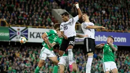 Gelandang dan bek Jerman, Serge Gnabry (tengah) dan Matthias Ginter (dua kanan) menyundul bola udara saat menghadapi Irlandia Utara dalam kualifikasi Euro 2020 di Windsor Park, Belfast, Senin (9/9/2019). Jerman mengalahkan Irlandia Utara 2-0. (Paul Faith/AFP)