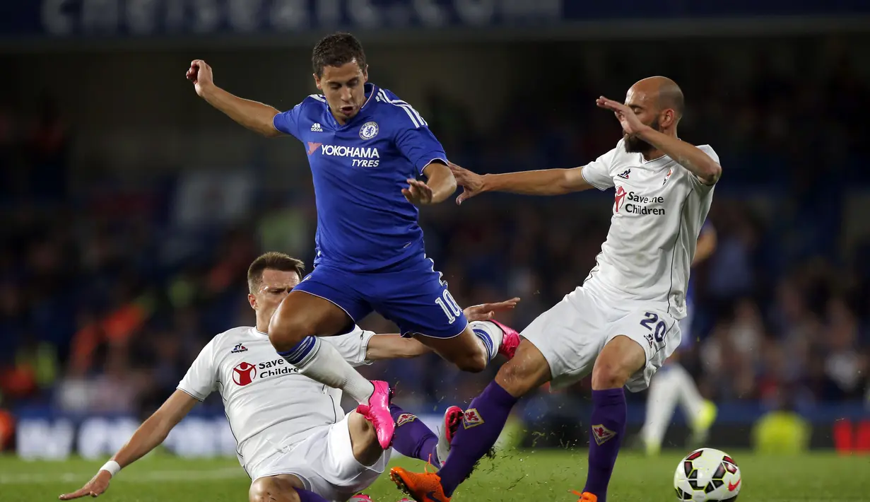 Gelandang Chelsea, Eden Hazard (tengah) berusaha melewati dua pemain Fiorentina pada laga International Champions Cup di Stadion Stamford Bridge, Inggris, Kamis (6/8/2015).  Chelsea dipermalukan Fiorentina dengan skor 0-1. (Reuters/Peter Cziborra)