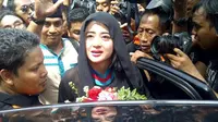 Ricuh Saat Bebas, Dewi Perssik Dimasukkan Lagi ke Rutan