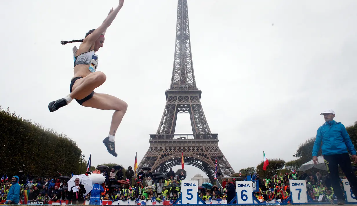 Atlet Jerman Claudia Salman-Rath  lakukan lompat tinggi di depan Menara Eiffel, taman Champs de Mars, Paris, Rabu (13/9). Setelah satu abad, akhirnya Paris dipilih menjadi tuan rumah sejak terakhir kali pada tahun 1924 silam. (AP Photo/Thibault Camus)
