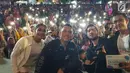 Sejumlah artis pengisi acara Karnaval SCTV berfoto dengan latar belakang penonton di Alun-Alun Bojonegoro, Jawa Timur, Sabtu (30/3). Seluruh rangkaian kegiatan Karnaval SCTV baik off air maupun on air ini gratis, tidak dipungut biaya apapun. (Liputan6.com/Pool/SCTV)