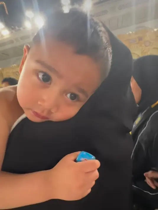 <p>Saat Raffi Ahmad dan Nagita Slavina menunaikan ibadah haji, Rayyanza juga punya keinginan untuk pergi ke Tanah Suci. (Foto: Instagram/ raffinagita1717)</p>