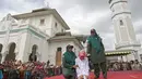 Nur Elita, terpidana pelanggar hukum syariat bersiap menjalani eksekusi hukuman cambuk di halaman Masjid Baiturrahim, Ulee Lheue, Banda Aceh, Senin (28/12). Nur yang merupakan terpidana kasus khalwat mendapat 5 kali cambukan (Jefta Images/dailymail.co.uk)