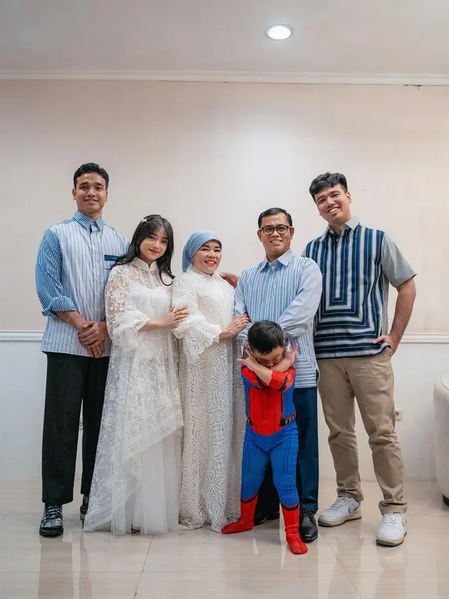 Fuji dan keluarga. (Foto: Dok. Instagram @fuji_an)