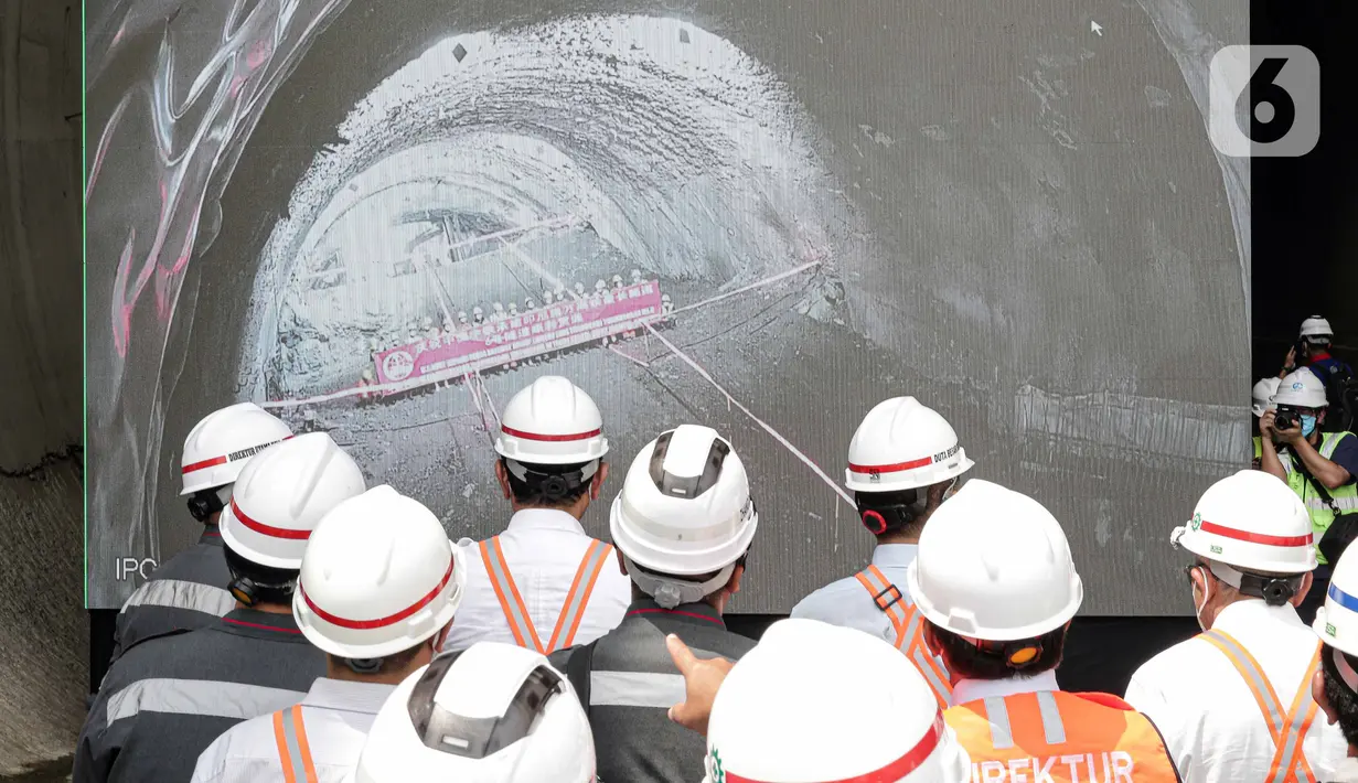 Menteri Koordinator Bidang Kemaritiman dan Investasi Luhut Binsar Panjaitan bersama Duta Besar RRT Lu Kang menyaksikan layar besar saat meninjau Tunnel 6 proyek kereta cepat Jakarta-Bandung di Puwakarta, Jawa Barat, Rabu (30/3/2022). (Liputan6.com/Faizal Fanani)