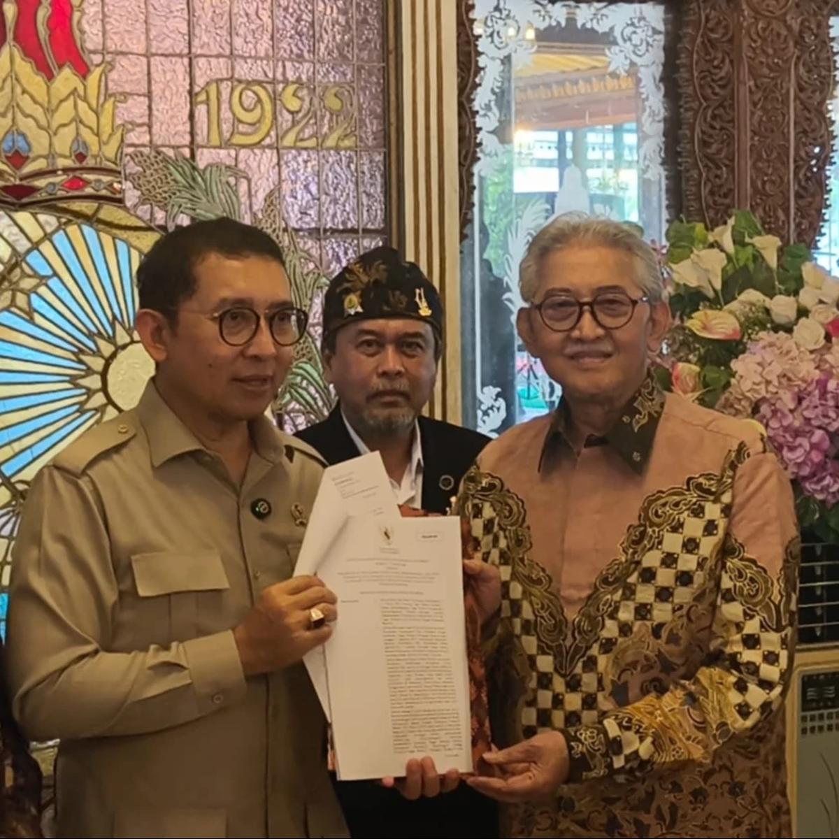 Menteri Fadli Zon Serahkan Surat Penunjukan Pengelola Keraton Surakarta