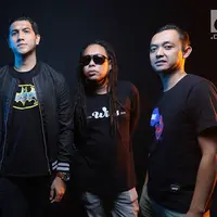 Personel band Naff saat sesi foto di studio Liputan6.com, SCTV Tower, Jakarta, Jumat (24/8). (Liputan6.com/Fatkhur Rozaq)