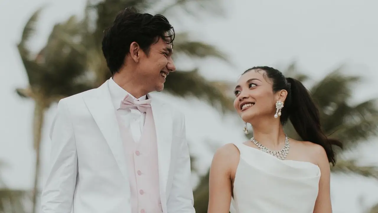 7 Momen Resepsi Adipati Dolken dan Canti Tachril, Romantis di Pinggir Pantai