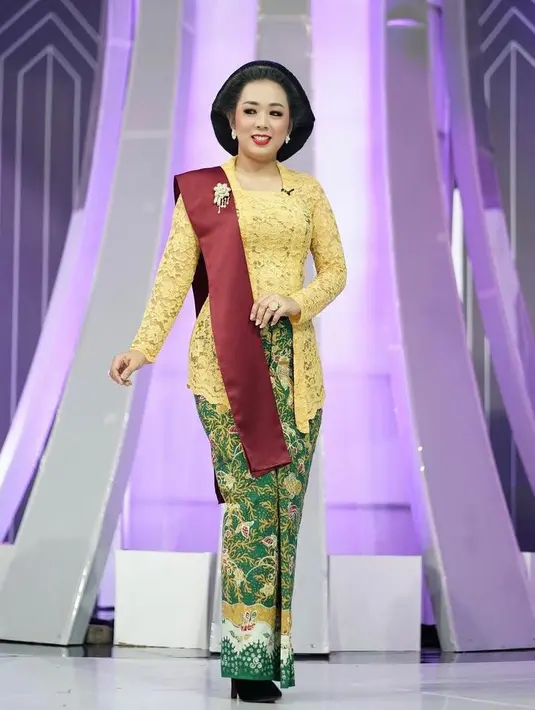 Penampilan Soimah mencuri perhatian dengan perpaduan kebaya kuning cerah, selendang merah marun, serta jarit hijau bisa jadi inspirasi. (Instagram/showimah).
