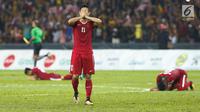 Pemain Timnas U-22, Gavin Kwan menutup muka setelah pertandingan Sepak Bola Indonesia melawan Malaysia di Stadion Shah Alam, Selangor, Sabtu (26/08). Indonesia kalah 0-1 dari tuan rumah Malaysia di Sea Games 2017. (Liputan6.com/Faizal Fanani)