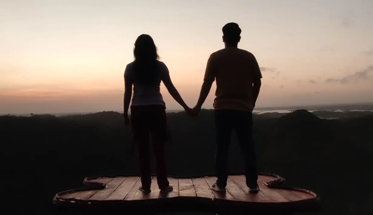 Mantan istri Jocky Fernando itu memutuskan menikah pada 11 Mei. "Bismillah Du Welcome to my life suamiku 😊 #diawalidenganbismillahdiakhiridenganalhamdulillah," tutup aktris kelahiran Malang 43 tahun silam. [Instagram/dellapuspita00]