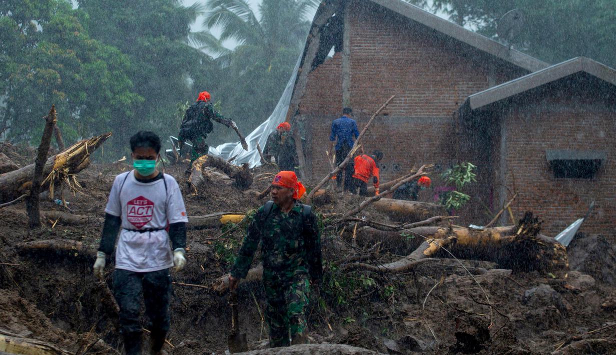 Tim SAR mencari korban setelah tanah longsor melanda di Gowa, Sulawesi Selatan, Jumat (25/1). Proses pencarian korban longsor terkendala cuaca buruk. (YUSUF WAHIL/AFP)