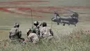 Perwira komunikasi Inggris ikut serta dalam latihan militer Swift Response 22 di poligon pelatihan tentara Krivolak, Makedonia Utara, 12 Mei 2022. Latihan militer Swift Response 22 dilakukan untuk menunjukkan kemampuan negara-negara NATO siap ditempatkan di mana saja di seluruh dunia serta tentaranya dapat beroperasi bersama secara profesional dan sukses. (AP Photo/Boris Grdanoski)