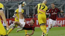 Gelandang AC Milan, Giacomo Bonaventura, melakukan tendangan salto ke gawang Udinese pada laga Serie A di Stadion San Siro, Milan, Minggu (17/9/2017). AC Milan Menang 2-1 atas Udinese. (AP/Luca Bruno)