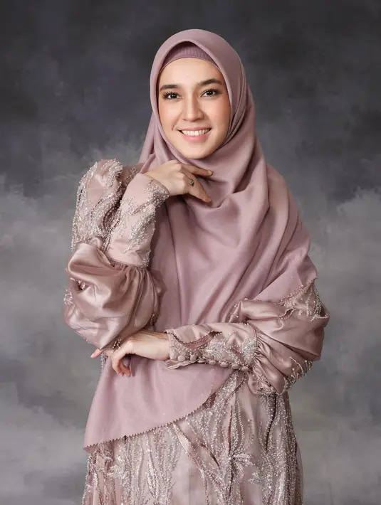 Dipulas MUA dari Red Berry, Dhini Aminarti tampilan wajah natural berbalut makeup soft glam [@aldiphotoofficial]