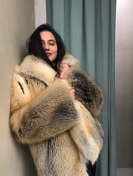 Selanjutnya, lag-lagi Pevita memakai baju hangat berbulu yang warnanya sangat unik. Perpaduan warna hitam, coklat, abu-abu, putih tulang bersatu di baju hangatnya itu. (Instagram/pevpearce)