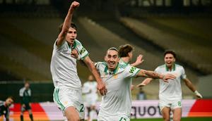 Bek AS Roma bernomor punggung 24, Jan Ziolkowski (kiri), merayakan gol pertama timnya selama pertandingan Liga Europa - Phase League, Matchday 8 - antara Panathinaikos FC dan AS Roma di Stadion Olimpiade di Athena, Jumat (30-1-2026) dini hari WIB. (Aggelos NAKKAS/AFP)