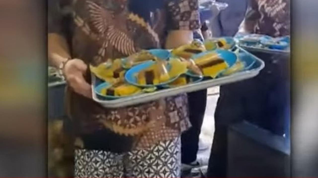 Bule asal Swiss ikut tradisi sinoman