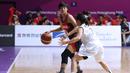 Pebasket putri Indonesia, Vonny Hartono (kiri) mencoba mengecoh pemain Korea, Jang Mi Gyong pada babak penyisihan Grup X Basket Putri Asian Games 2018 di Jakarta, Rabu (15/8). Indonesia kalah 40-108. (Liputan6.com/Helmi Fithriansyah)