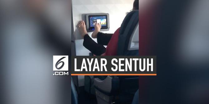 VIDEO: Pria Geser Layar Sentuh Pesawat Pakai Kaki