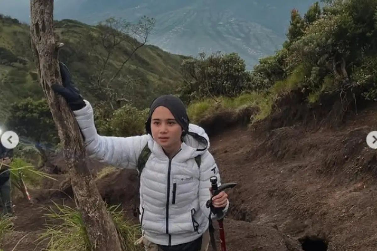 Tissa Biani Sukses Mendaki Gunung Merbabu, Destinasi Wisata Alam yang Punya 5 halur Pendakian Resmi.  (dok.Instagram @tissabiani/https://www.instagram.com/p/DKMRUFVTvnB/Henry)