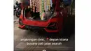 Jualan starling pakai Honda Civic Hatchback dong. (Source: Twitter/@nocontextwarung)
