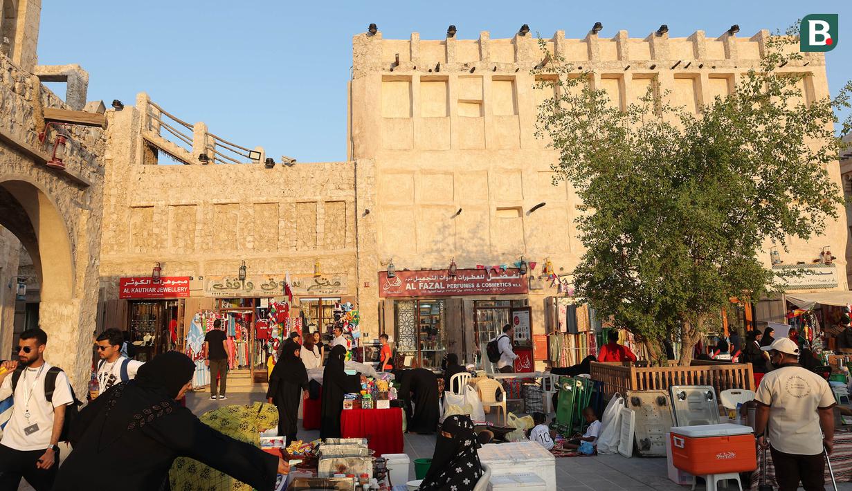 Para pedagang di Souq Wakif banyak menjajakan barang-barang yang bertemakan Piala Dunia mulai jersey, syal, topi hingga pernak-pernik kecil semisal gantungan kunci, magnit kulkas, dan lain-lain. (Bola.com/Ade Yusuf Satria)