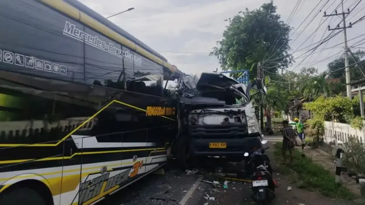 Kecelakaan Maut Bus Pariwisata Vs Truk Fuso di Banyuwangi