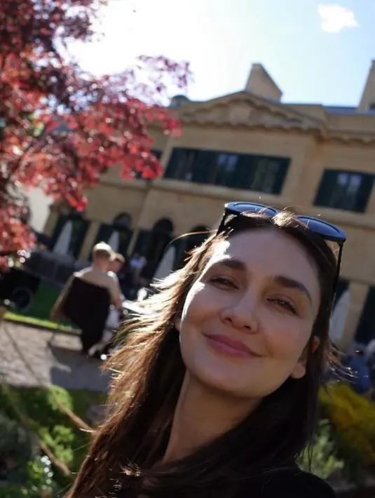 Meski tanpa filter, penampilan Luna Maya disebut cantik paripurna dan awet muda di usia kepala empat.  [@lunamaya]