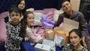 Salah satu momen yang menarik perhatian adalah kejutan ulang tahun yang diberikan kepada Sheva saat ia baru bangun tidur. Sheva yang masih mengenakan baju tidur tampak terkejut dan bahagia menerima kejutan dari orangtuanya. Momen ini menunjukkan betapa dekat dan hangat hubungan Sheva dengan keluarganya. Sikap manis Saka memeluk sang kakak juga curi perhatian sekaligus gemas. (Liputan6.com/IG/@ussypratama)