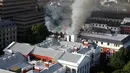 Gedung yang terbakar di kawasan Parlemen Afrika Selatan di Cape Town (2/2/2022). Tak ada korban jiwa pada peristiwa tersebut karena para politisi sedang libur. (AFP/Obed Zilwa)