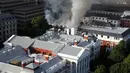 Gedung yang terbakar di kawasan Parlemen Afrika Selatan di Cape Town (2/2/2022). Tak ada korban jiwa pada peristiwa tersebut karena para politisi sedang libur. (AFP/Obed Zilwa)