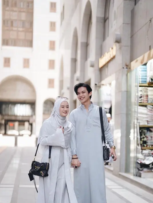 Selalu tampil romantis, Dinda Hauw dan Rey Mbayang membagikan foto keduanya di Instagram ketika berada di halaman masjid Nabawi.  (instagram.com/dindahw)