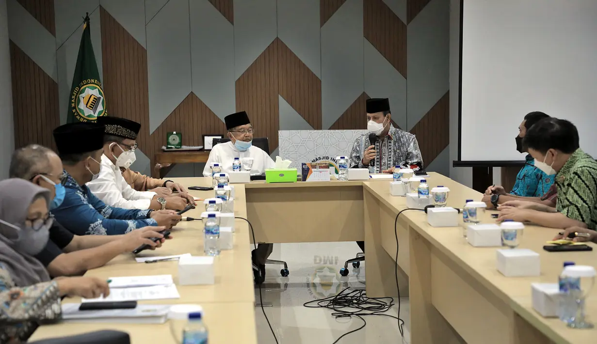 Kepala BNPT Komjen Pol Boy Rafli Amar (kanan) bertemu Ketua Umum Dewan Masjid Indonesia Jusuf Kalla di Kantor Pusat DMI, Jakarta, Jumat (4/2/2022). Pertemuan ini dalam rangka kerja sama program deradikaliasasi terorisme dengan melibatkan DMI di seluruh tingkatan wilayah Indonesia. (Foto: Istimewa)
