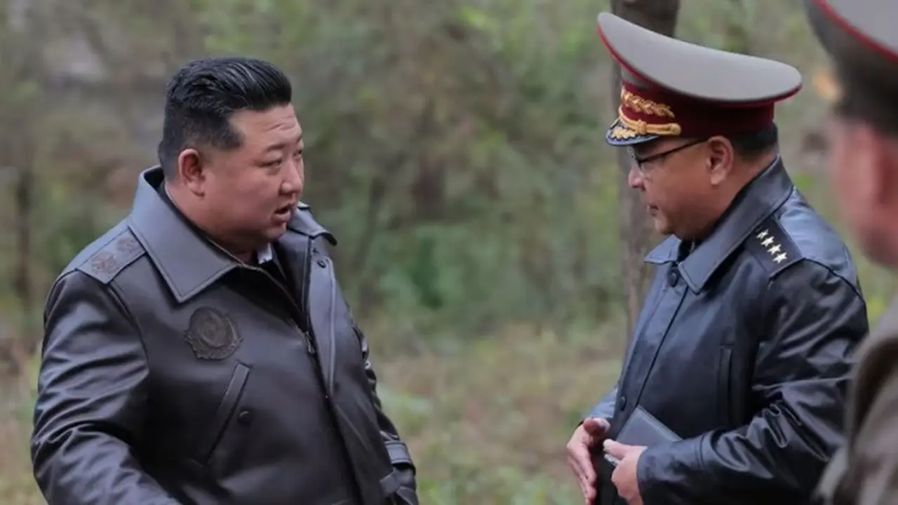 Pemimpin Korea Utara Kim Jong Un mengunjungi pangkalan rudal strategis di lokasi yang dirahasiakan di Korea Utara. Foto dipublikasikan pada Rabu (23/10/2024).