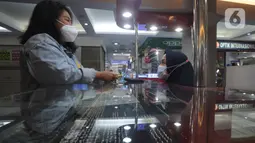 Penjual berbincang dengan calon pembeli di salah satu toko emas di Poins Square Lebak Bulus, Jakarta, Senin (4/1/2021). Dampak pandemi COVID-19, sejumlah pemilik kios di pusat berbelanjaan tersebut mengaku mengalami penurunanan omzet hingga 50 persen. (merdeka.com/Arie Basuki)