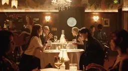 Teaser MV tersebut memperlihatkan Han So Hee dan Jungkook yang duduk berhadapan di sebuah restoran bergaya klasik. (Foto: YouTube/ HYBE LABELS)