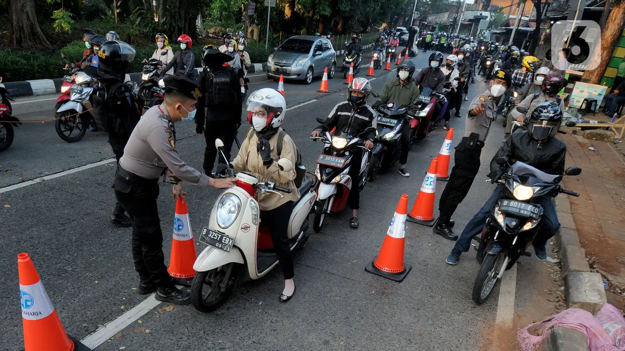 Kanalisasi Arus Lalu Lintas di Pos Penyekatan PPKM Darurat