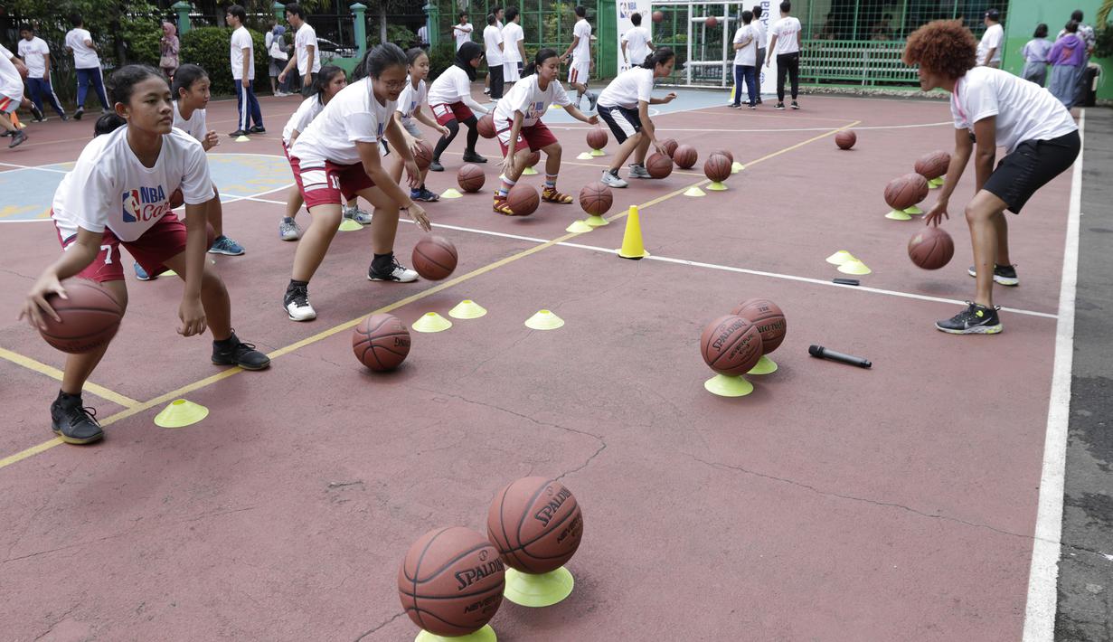 Sejumlah siswa mengikuti pelatihan oleh Legenda NBA, Jason Richardson, di SMA 82 Jakarta, Kamis (28/3). Kunjungan peraih dua gelar juara kontes slamdunk NBA tersebut merupakan bagian dari rangkaian program Jr NBA. (Bola.com/M Iqbal Ichsan)