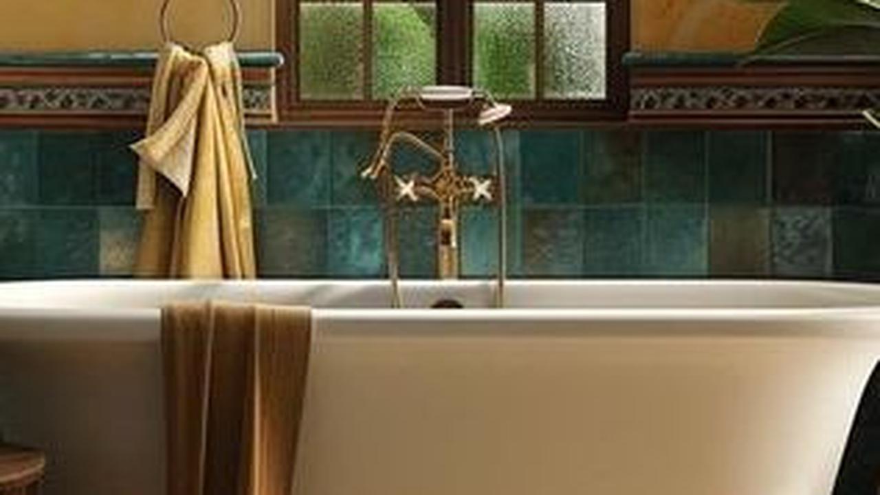 9. Desain Kamar Mandi Mediterania dengan Pattern Tiles<br>