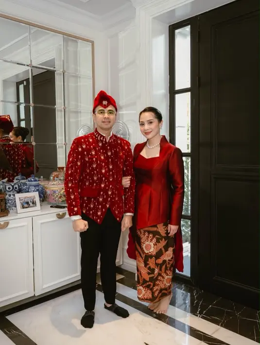 Nagita Slavina kenakan kebaya satin berkerah tinggi dari Studio Boh dengan paduan batik. Kebaya hadir dengan siluet heartline neck dan garis struktur tegas di bagian depan. Kerah tingginya dibuat mirip cape yang memanjang ke bawah [@raffinagita1717]