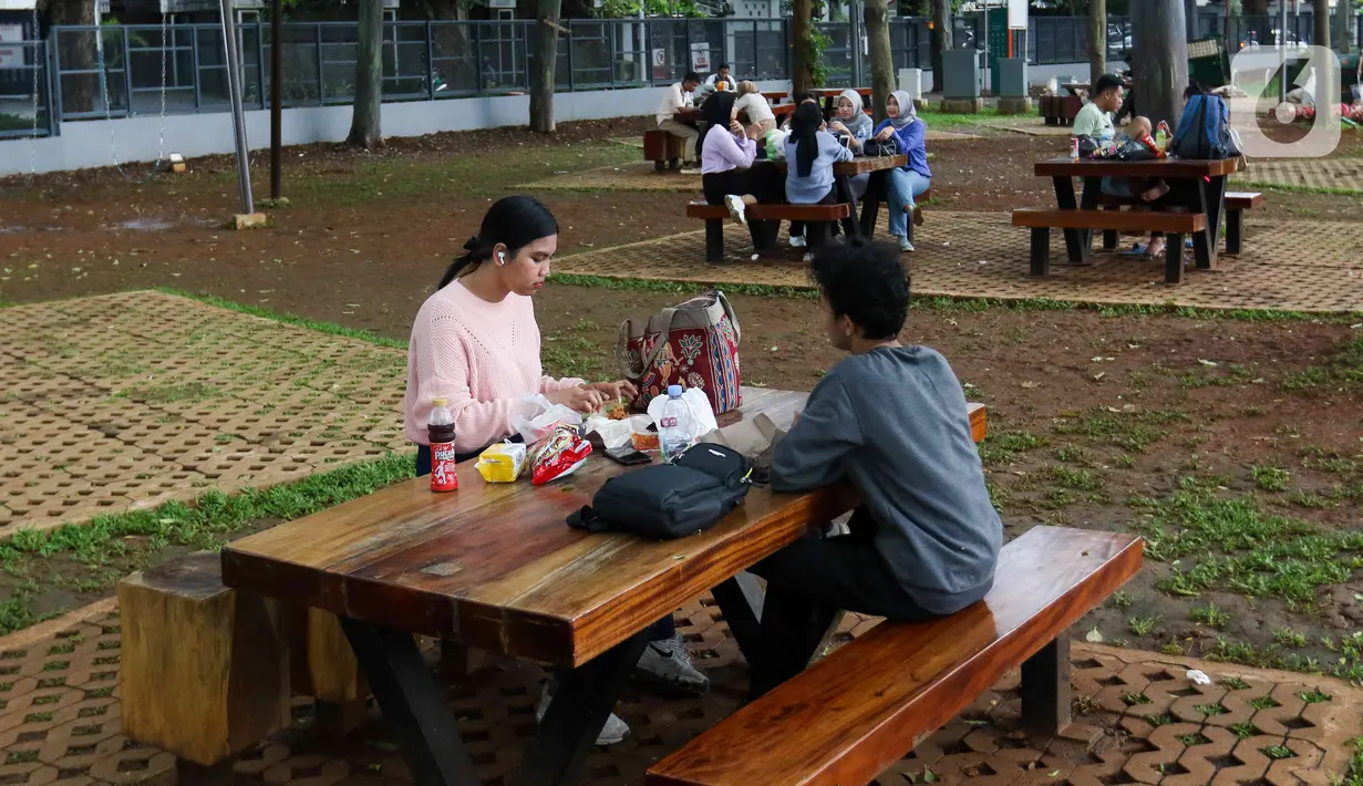 Pengunjung menikmati suasana Taman Tebet Eco Park, Jakarta, Rabu (1/2/2023). Pemeliharaan RTH terus dilakukan dan sebanyak 256 lokasi RTH kini telah tertata dengan baik. (Liputan6.com/Herman Zakharia)