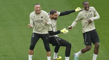 Penyerang PSG Kylian Mbappe, kiper PSG Gianluigi Donnarumma dan bek PSG Nordi Mukiele bersenang-senang selama sesi latihan sebelum leg pertama semifinal Liga Champions, di Signal-Iduna Park di Dortmund, Jerman, Selasa (30/4/2024). (AP Photo/Martin Meissner)