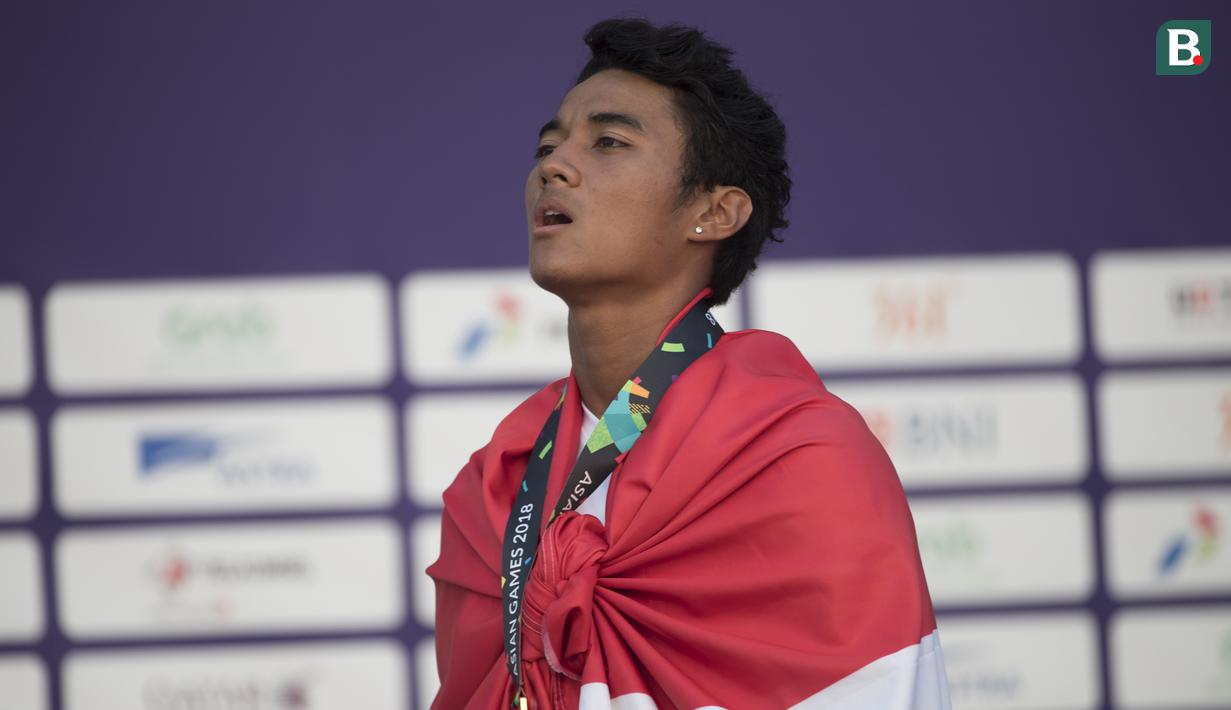 Atlet jetski, Aqsa Sutan Aswar, melakukan selebrasi pada Asian Games di Pantai Ancol, Jakarta, Minggu (26/8/2018). Aqsa merebut medali emas dari cabang jetski kelas endurance runabout open. (Bola.com/Vitalis Yogi Trisna)