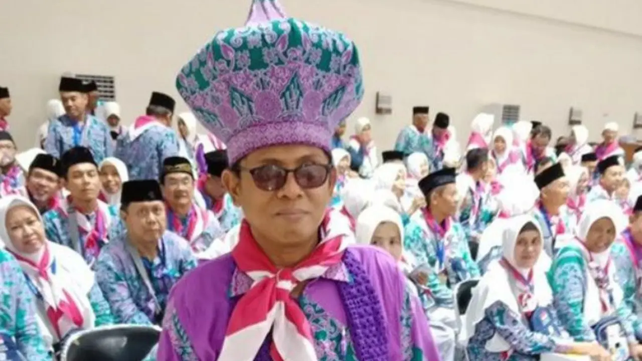 Pembimbing haji asal Indonesia berpakaian nyentrik