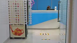 Tanda jaga jarak yang dipasang di lantai kantor  Suntory Garuda, Jakarta, Senin (8/8/2020). Suntory Garuda menerapkan protokol kesehatan, seperti kapasitas karyawan hanya dibolehkan sebanyak 50 persen, meniadakan absensi sidik jari dan menggunakan alat makan pribadi. (Liputan6.com/Herman Zakharia)