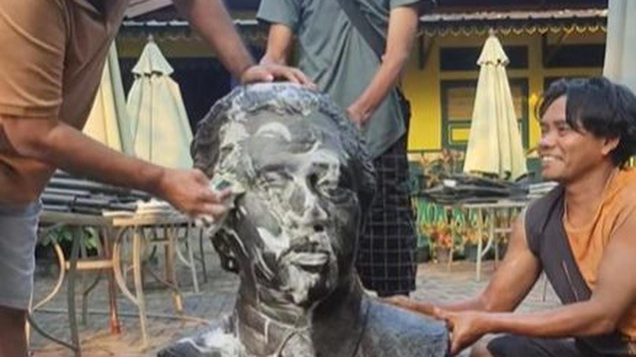 Adapun organisasi yang pernah digeluti ayah Rano Karno antara lain Lesbumi, Ketua I PB Parfi (Persatuan Artis Film Indonesia), dan Ketua Umum PB Parfi selama dua periode.<br>